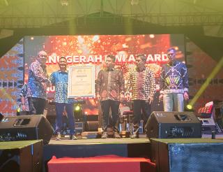 Malam puncak HPN 2024 di Kuansing, Gubernur Bupati dan Perusahaan Mitra terima Award