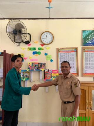 Tingkatkan minat baca, KKN Mahasiswa Umri serahkan bantuan buku untuk Pojok baca