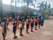 Disiplinnya Siswa SDN 1 Surenlor Saat Dilatih TNI