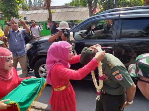 Tim Wasev Lihat Desa TMMD Disambut Kalungan Bunga