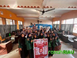 Edukasi Sejak Dini, Mahasiswi UMRI gelar Sosialisasi anti Korupsi di SMA Tribakti Pekanbaru