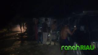 Akibat Jalan Rusak, Satu Unit Mobil Membawa Kelapa Terbalik