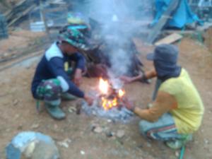 Cuaca Dingin,  Satgas TMMD Usir Dingin Dengan Perapian