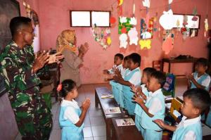 Cerianya Anak-anak Paud Jatimulya Bersama Anggota Satgas TNI Tegal