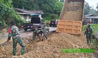 Danramil 08/KM Berinisiatif Memperbaiki Jalan yang Rusak Parah di Bukit Kauman