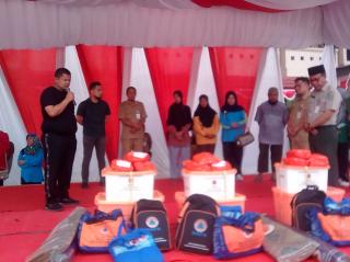 Camat Mandau Salurkan Bantuan Bupati Bengkalis Untuk Korban Kebakaran