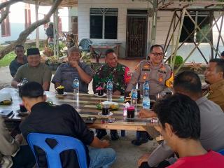 Ciptakan Pilkada Damai, Kapolsek Pinggir Ngobrol Santai bersama Stakeholder dan Tokoh Masyarakat