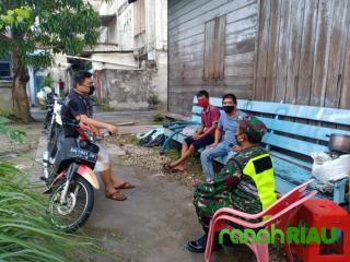 Babinsa Serda Wagianto Sosialisasi PSBB di Desa Teluk Pambang