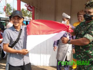 Sambu Group Bagikan 600 Lembar Bendera Merah Putih ke Masyarakat