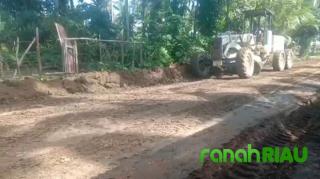 Tunaikan Janji! Masyarakat Banjar Guntung Sebut, Suhardiman Amby Bupati yang Cepat Tanggap