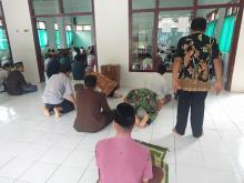  Sebelum Jumatan, TNI Tunaikan Takhiyatul Masjid