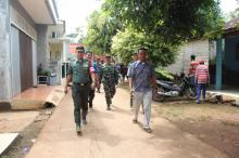 Sambangi Rumah Warga, Satgas TMMD Kodim 0507/Bekasi Bagikan Bibit Pepaya California