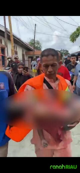 Penemuan mayat bocah perempuan oleh Satgas BPBD Pekanbaru di Parit pintu air