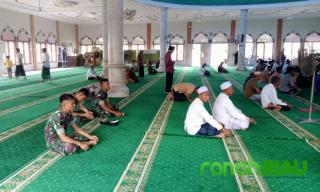 Tingkatkan Keimanan, Personel TMMD 116 Laksanakan Kewajiban Sholat Jumat Bersama Warga