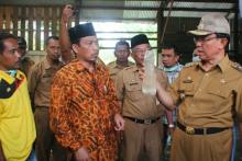 Bupati Inhil Tinjau Peralatan Pengolahan Kelapa Terpadu di Dua Kecamatan