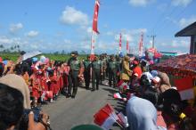 Pang Divif 2 Kostrad Disambut Siswa SDN 02 Gunungmalang , Penutupan TMMD Ke 104 Kodim 0824/ Jember