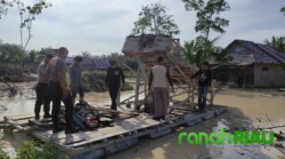 Personil Gabungan Polres Kuansing Turun ke Titian Modang, Satu Unit Rakit PETI Hangus Dibakar