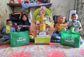 Berbagi Lebaran, Rumah Yatim Berikan Parcel Untuk 4 Anak Yatim Bersaudara di Pekanbaru