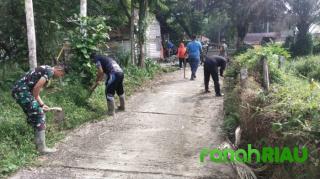 Anggota Koramil 08/KM Bersama Warga Laksanakan Karya Bhakti Bersihkan Jalan Pasca Banjir