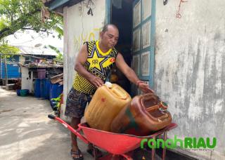 Gerobak Sorong CSR BRK Syariah, Penggerak Rezeki dan Kemudahan BBM bagi Warga Desa Mengkait
