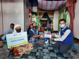 Rumah Yatim Berikan Santunan Untuk Keluarga Ega, Korban Kecelakaan Kapal Pongpong