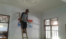 Senyum Warga, Ruangan Kades Turut Di Cat Jelang Pembukaan TMMD