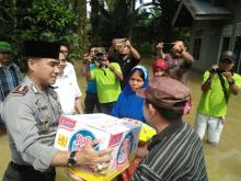 Tingkatkan Kepedulian, Kapolres Kampar Antar Langsung Bantuan Korban Banjir