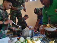 Sambal Merah Tambah Lahapnya Satgas TMMD Makan Siang