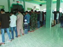 Babinsa Desa Kapiroe Ajak Masyarakat Manunggal Subuh