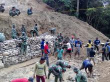 Warga Bakubakulu Puas dengan Kinerja TNI dalam TMMD 104