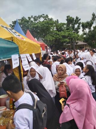 Masyarakat Serbu Bazar Amal SMAN 8 Mandau