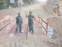 Serka Junaid Menunggu Pengecatan Jembatan 03