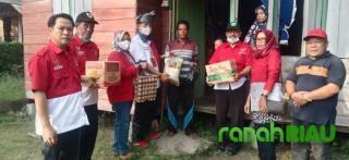 Sebelum Pengukuhan DPC PWRI Bengkalis, Ketua DPD PWRI Riau Salurkan Sembako ke Warga