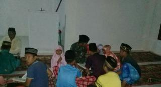 Babinsa Teluk Nibung Inhil Berikan Pendampingan Maghrib Mengaji.