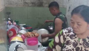 Di TMMD, Tentara Juga Bantu Memasak