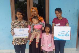 Rumah Yatim Berikan Bantuan Bahan Pokok untuk Ibu Solihati