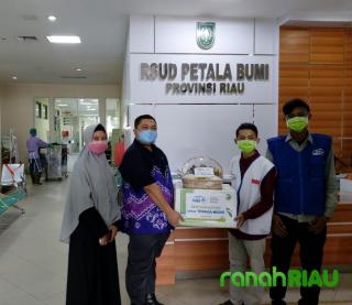 Rumah Yatim Bagikan Paket Nutrisi Di RSUD Petala Bumi Untuk Menunjang Kesehatan Tim Medis