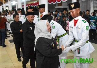 Bupati Bengkalis Kukuhkan Paskibraka Tahun 2025 di Wisma Sri Mahkota