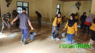 Pasca Banjir,Anggota Koramil 08/KM Kodim 0302/Inhu Laksanakan Karya Bhakti Membersihkan Masjid