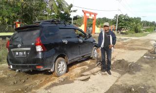 Warga Keluhkan Kondisi Ruas Jalan di Desa Kelemantan Rusak Parah