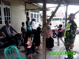 Babinsa Laksanakan Komsos di Desa Pangkalan Batang Barat