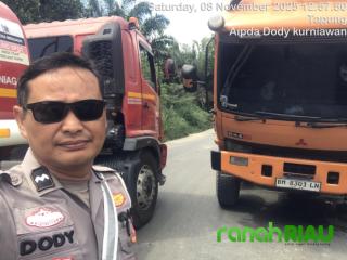 Jalan Garuda Sakti Nyaris Lumpuh Total! 2 Truk Mogok, Polisi Lari di Tengah Macet Pekanbaru