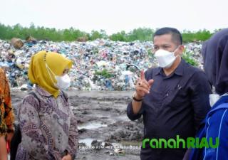 Dinas Lingkungan Hidup Sukses Uji Coba Paving Blok dari Limbah Plastik