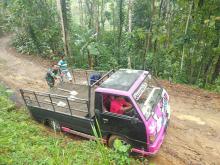 Danramil Makan Lesehan Bareng Satgas TMMD