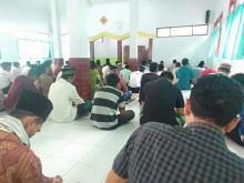 Solat Jumat, TNI Dengarkan Khotbah Seksama