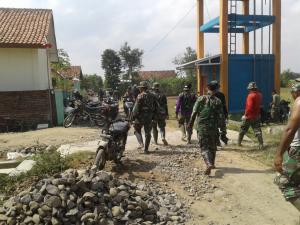 TMMD, Meski Hari Jumat Pengerjaan Jalan Tetap Dilakoni  