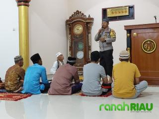 Bhabinkamtibmas Ekstran Berikan Kenyamanan Terhadap Jamaah yang Beribadah