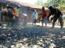 Satgas Pra TMMD Ratakan Batu Ukuran 2/3