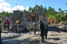 Kompak, Satgas TMMD Bersama Masyarakat Bangun Kantor Tiga Pilar