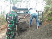 TNI Bongkar Muat Material Pasir